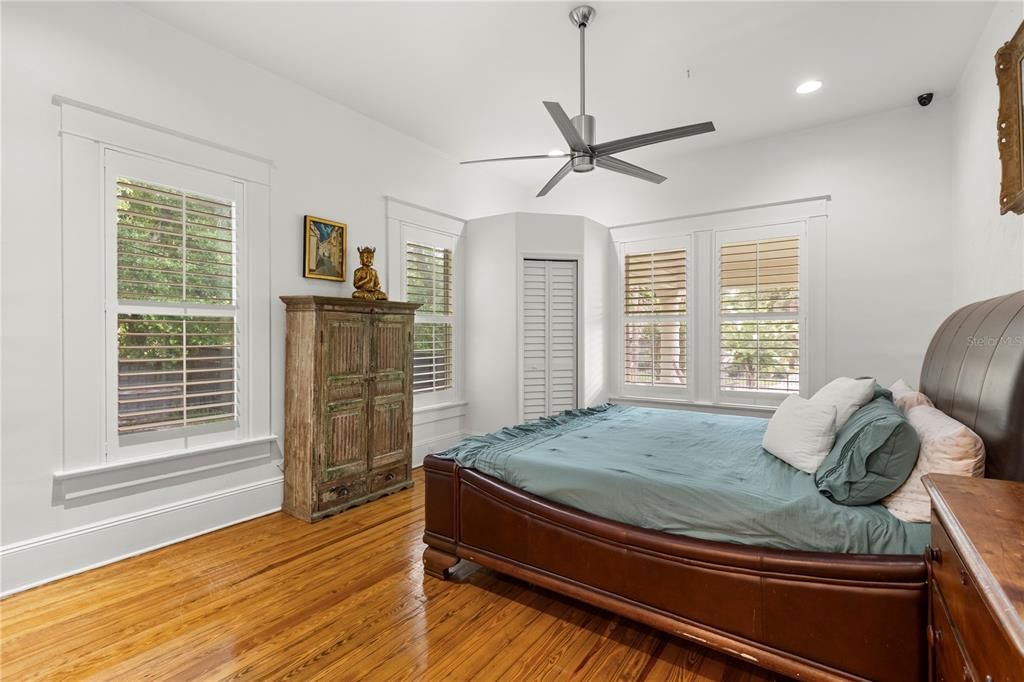 Activo con contrato: $1,049,000 (4 camas, 3 baños, 2634 Pies cuadrados)