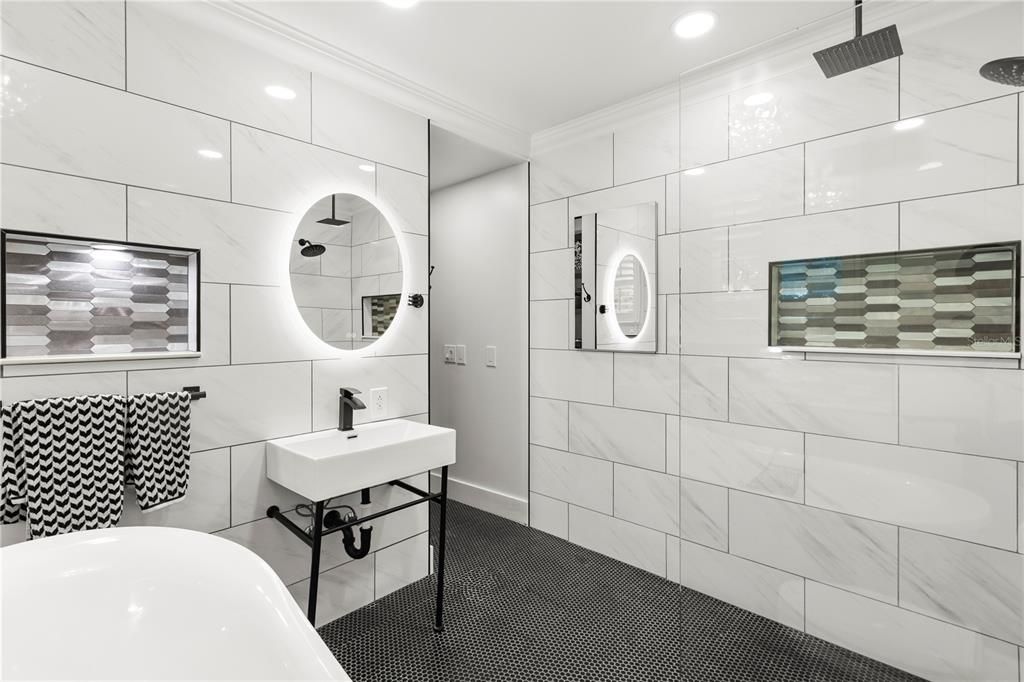 Activo con contrato: $1,049,000 (4 camas, 3 baños, 2634 Pies cuadrados)