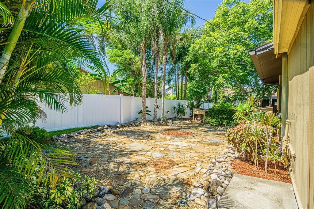На продажу: $339,000 (2 спален, 2 ванн, 1035 Квадратных фут)