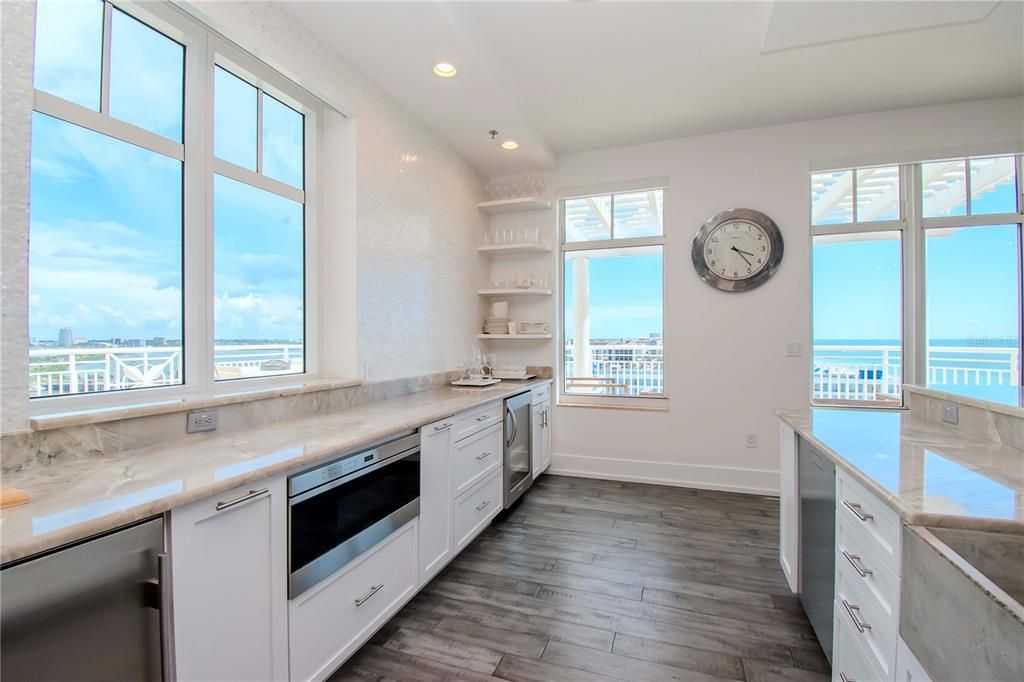 Под контрактом: $5,100,000 (4 спален, 3 ванн, 4065 Квадратных фут)