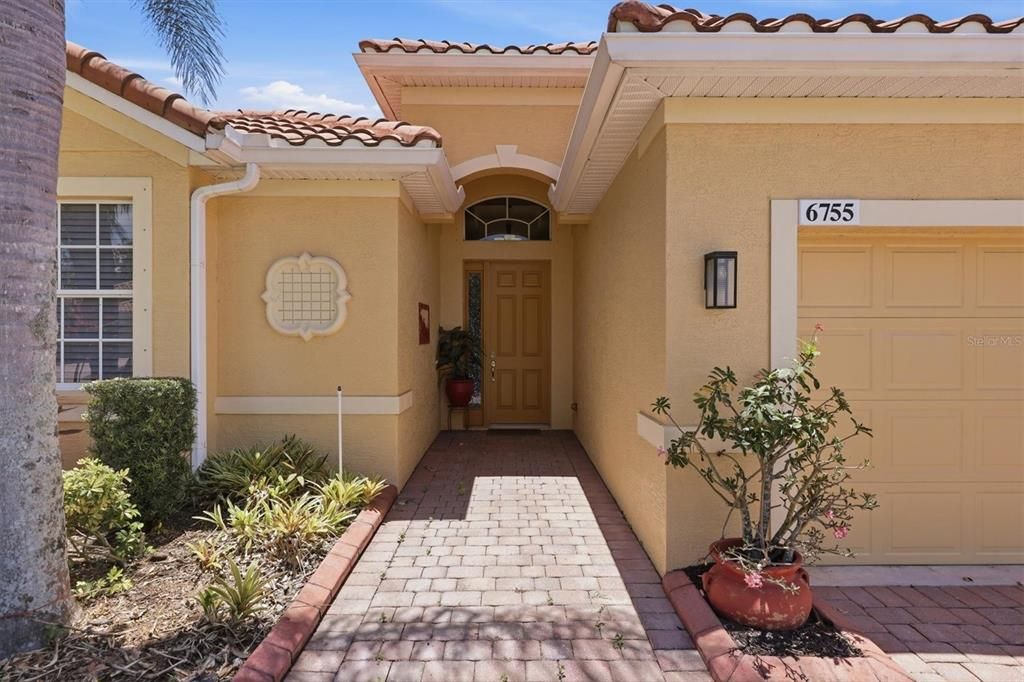 Activo con contrato: $429,900 (2 camas, 2 baños, 1674 Pies cuadrados)