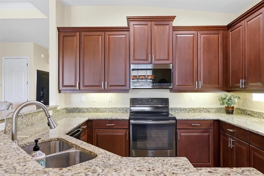 Activo con contrato: $429,900 (2 camas, 2 baños, 1674 Pies cuadrados)
