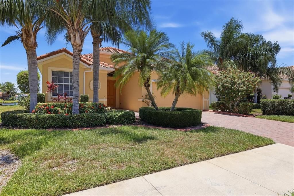 Activo con contrato: $429,900 (2 camas, 2 baños, 1674 Pies cuadrados)