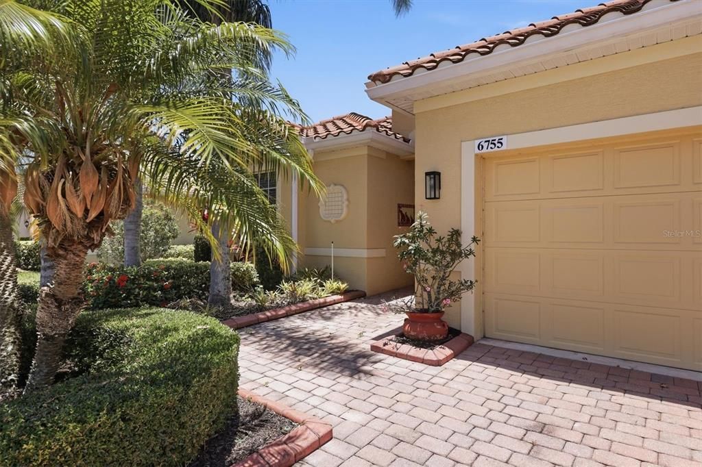 Activo con contrato: $429,900 (2 camas, 2 baños, 1674 Pies cuadrados)