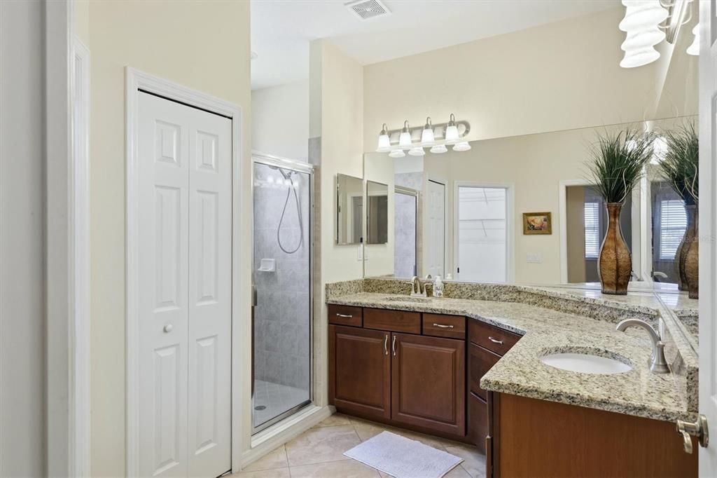 Activo con contrato: $429,900 (2 camas, 2 baños, 1674 Pies cuadrados)