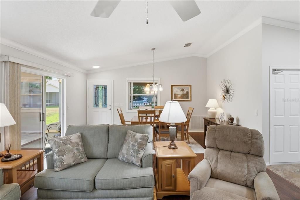 For Sale: $307,900 (2 beds, 2 baths, 1156 Square Feet)