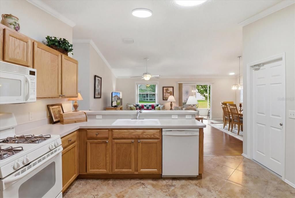 For Sale: $307,900 (2 beds, 2 baths, 1156 Square Feet)