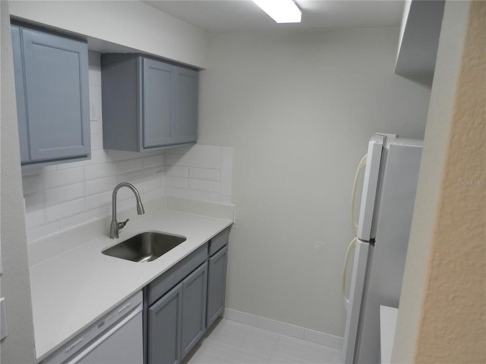 На продажу: $149,900 (2 спален, 2 ванн, 912 Квадратных фут)