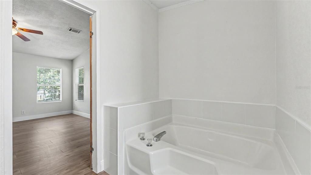 На продажу: $369,900 (4 спален, 2 ванн, 2079 Квадратных фут)