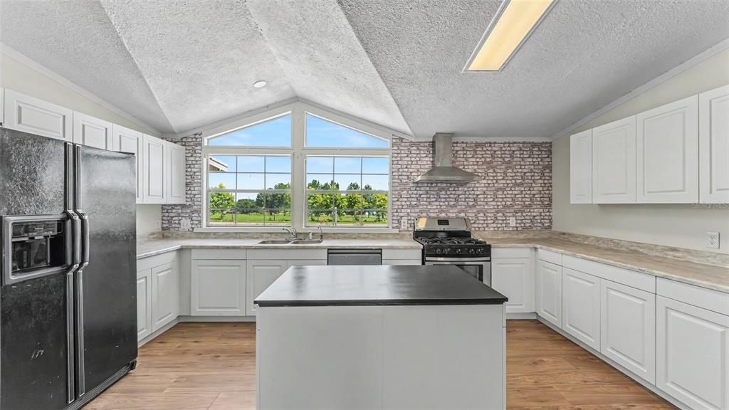 На продажу: $369,900 (4 спален, 2 ванн, 2079 Квадратных фут)