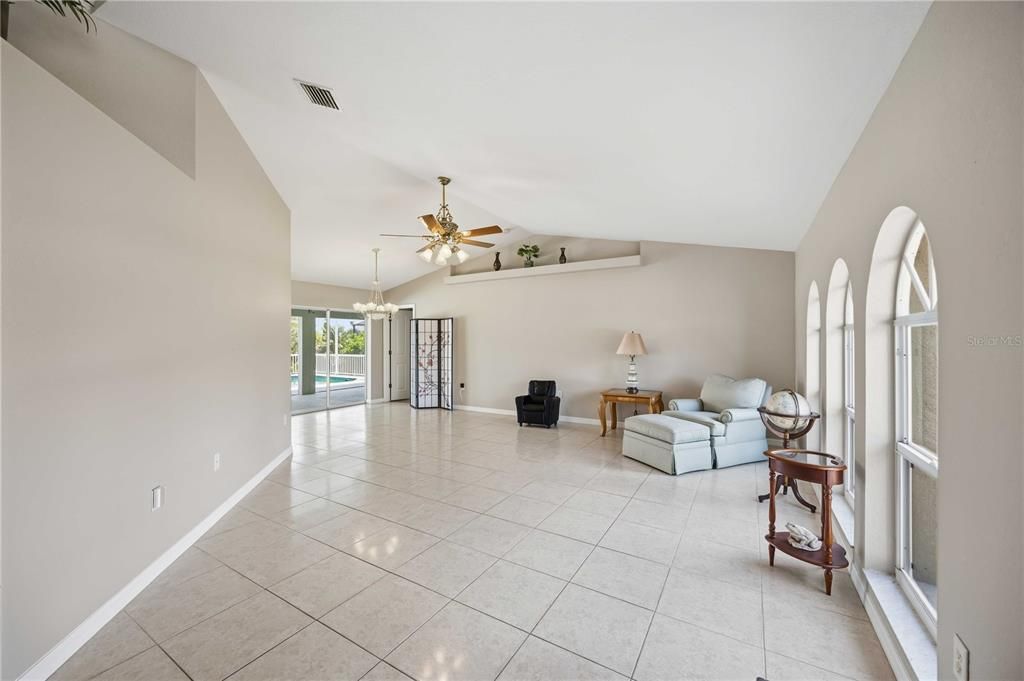 En Venta: $575,000 (3 camas, 2 baños, 2166 Pies cuadrados)