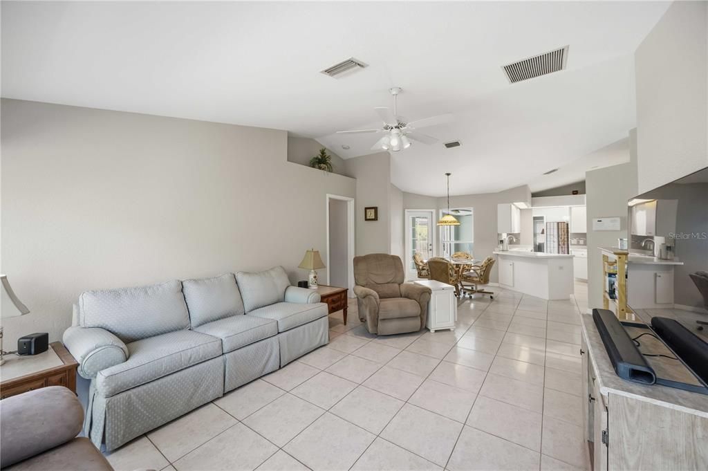 En Venta: $575,000 (3 camas, 2 baños, 2166 Pies cuadrados)