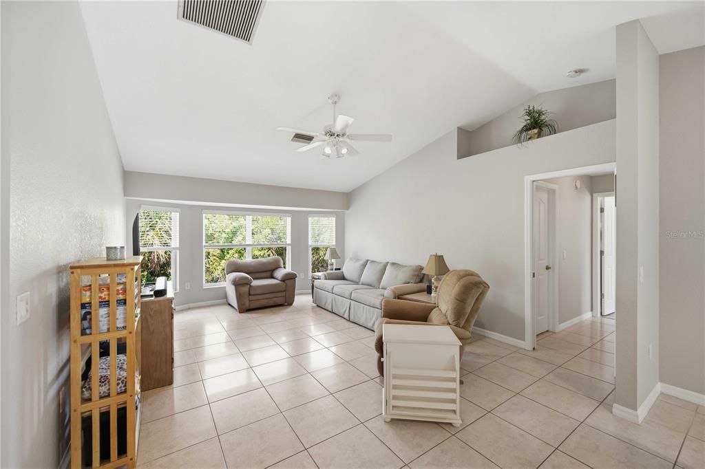 En Venta: $575,000 (3 camas, 2 baños, 2166 Pies cuadrados)
