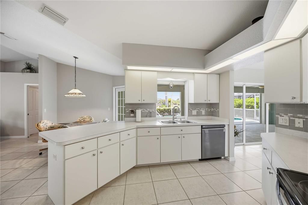 En Venta: $575,000 (3 camas, 2 baños, 2166 Pies cuadrados)