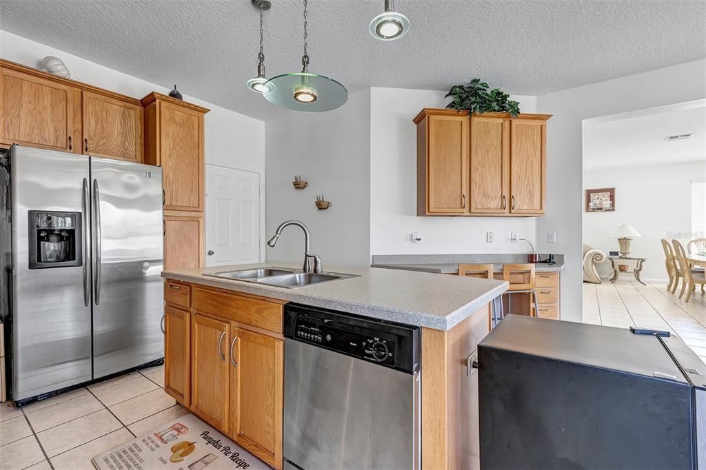 En Venta: $615,000 (4 camas, 3 baños, 2501 Pies cuadrados)