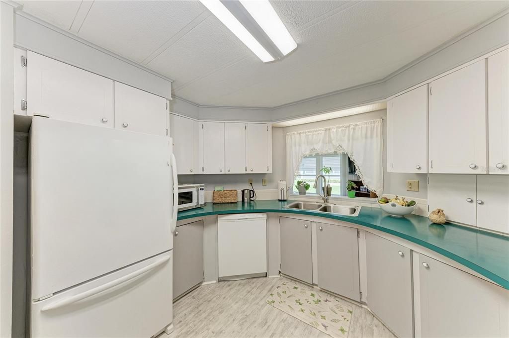 На продажу: $189,900 (2 спален, 2 ванн, 1428 Квадратных фут)