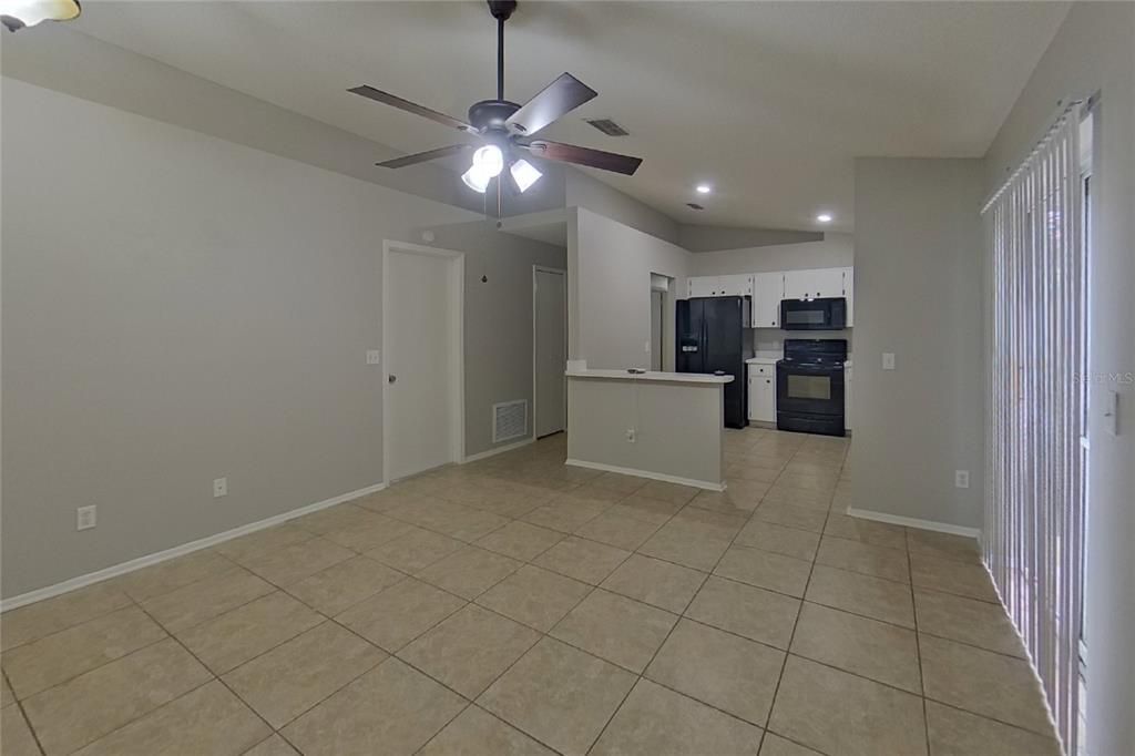 В аренду: $1,979 (4 спален, 2 ванн, 1213 Квадратных фут)