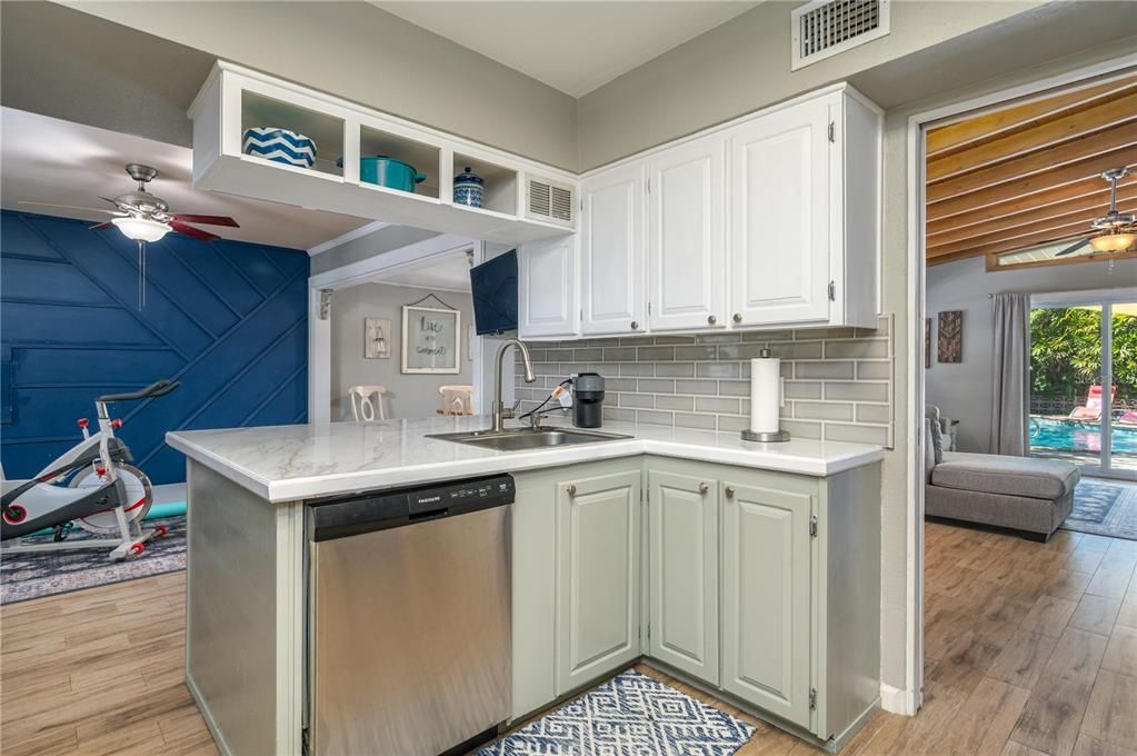 Active With Contract: $295,000 (3 beds, 1 baths, 1400 Square Feet)