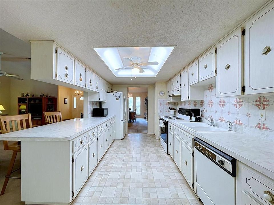 For Sale: $335,000 (3 beds, 2 baths, 2094 Square Feet)