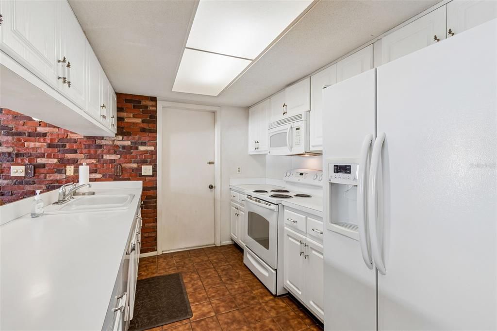 На продажу: $459,900 (4 спален, 2 ванн, 1896 Квадратных фут)