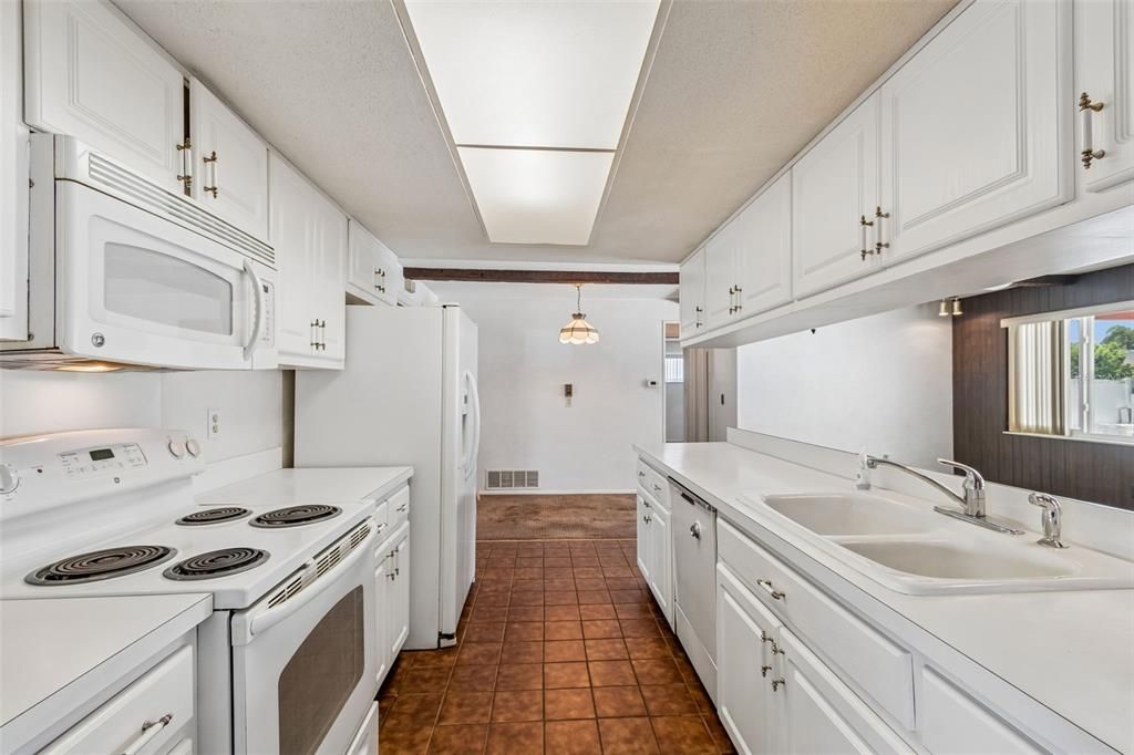 На продажу: $459,900 (4 спален, 2 ванн, 1896 Квадратных фут)