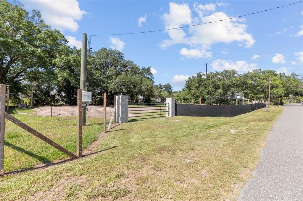 На продажу: $250,000 (1.04 acres)