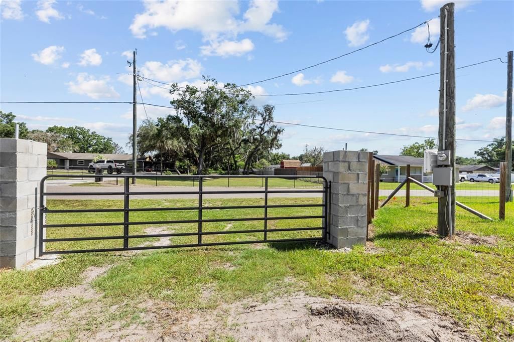 На продажу: $250,000 (1.04 acres)
