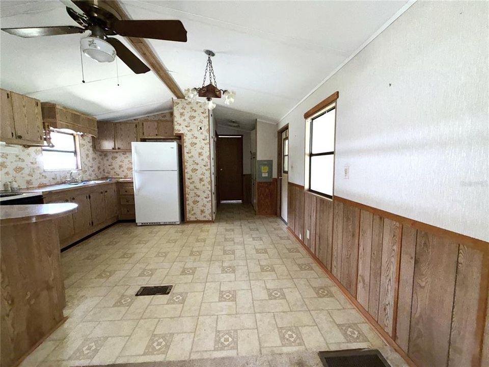 For Sale: $129,900 (2 beds, 2 baths, 1260 Square Feet)