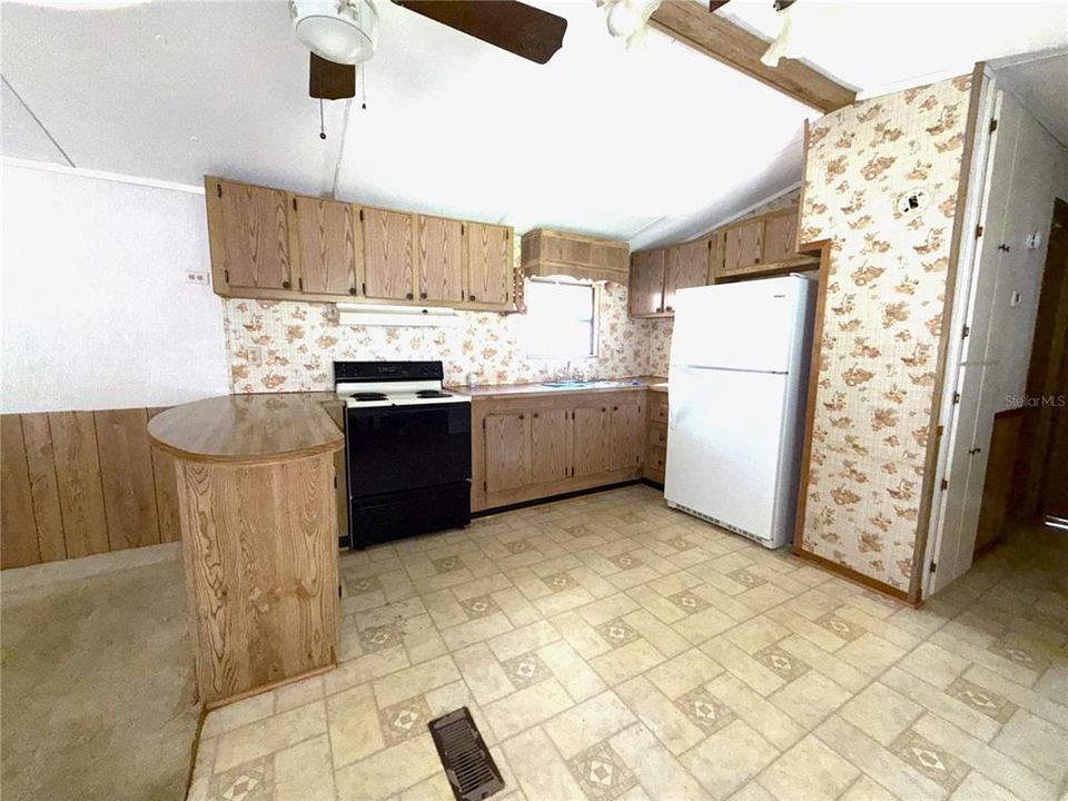 For Sale: $129,900 (2 beds, 2 baths, 1260 Square Feet)