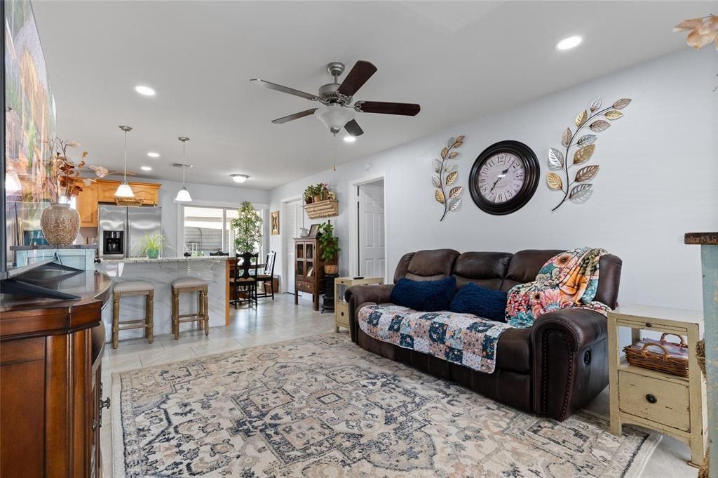 Под контрактом: $299,995 (4 спален, 2 ванн, 1260 Квадратных фут)