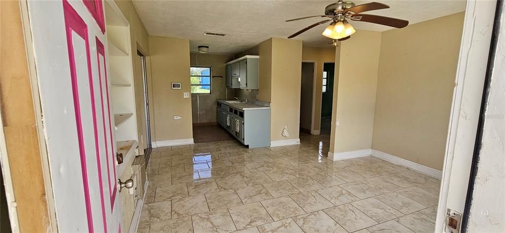 For Sale: $137,000 (2 beds, 1 baths, 888 Square Feet)