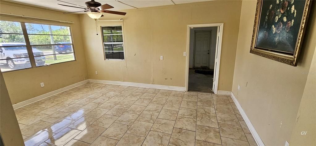 For Sale: $137,000 (2 beds, 1 baths, 888 Square Feet)