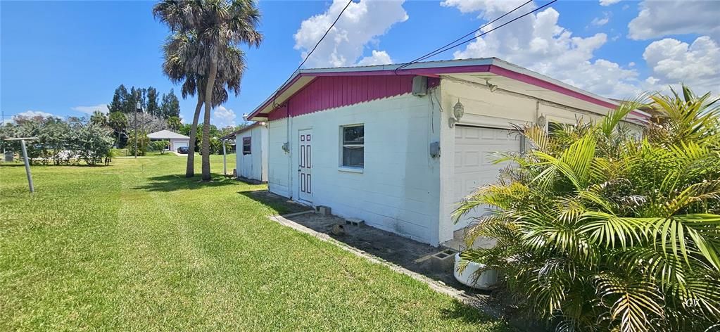 For Sale: $137,000 (2 beds, 1 baths, 888 Square Feet)