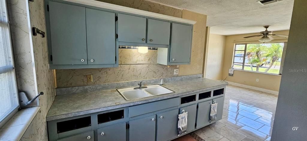 For Sale: $137,000 (2 beds, 1 baths, 888 Square Feet)