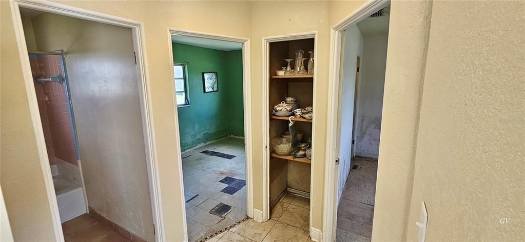 For Sale: $137,000 (2 beds, 1 baths, 888 Square Feet)