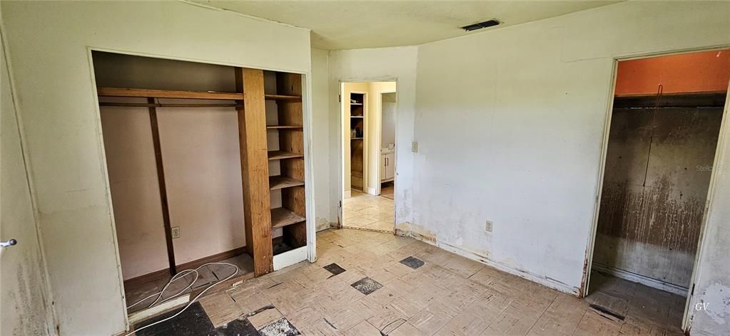 For Sale: $137,000 (2 beds, 1 baths, 888 Square Feet)