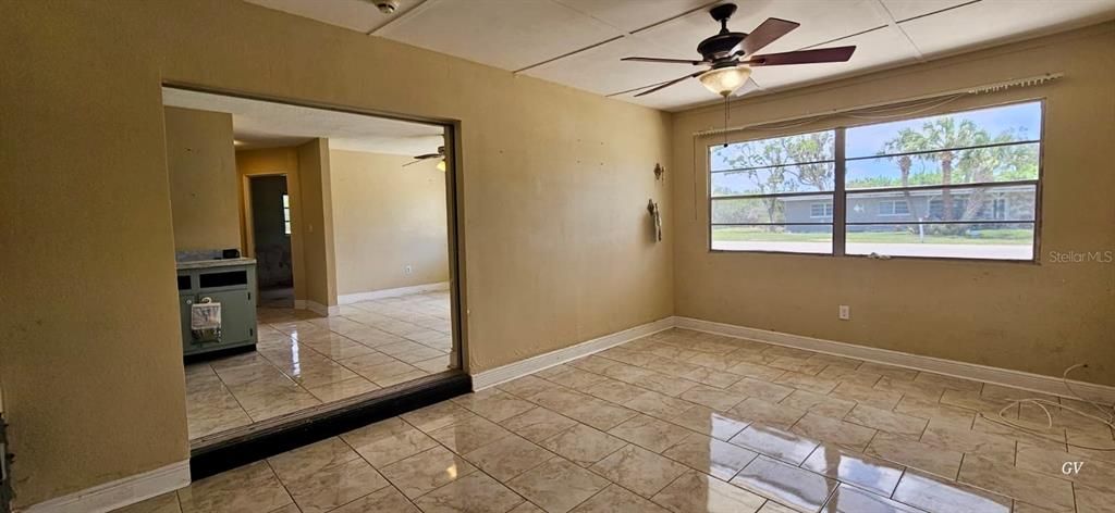 For Sale: $137,000 (2 beds, 1 baths, 888 Square Feet)