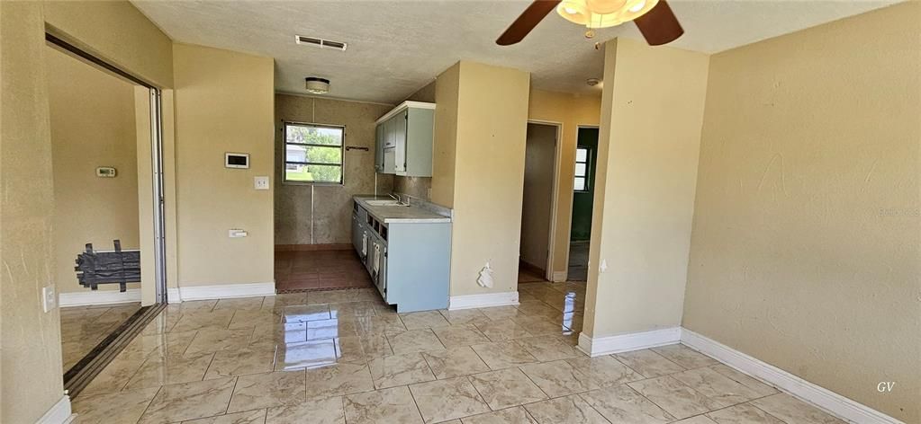 For Sale: $137,000 (2 beds, 1 baths, 888 Square Feet)