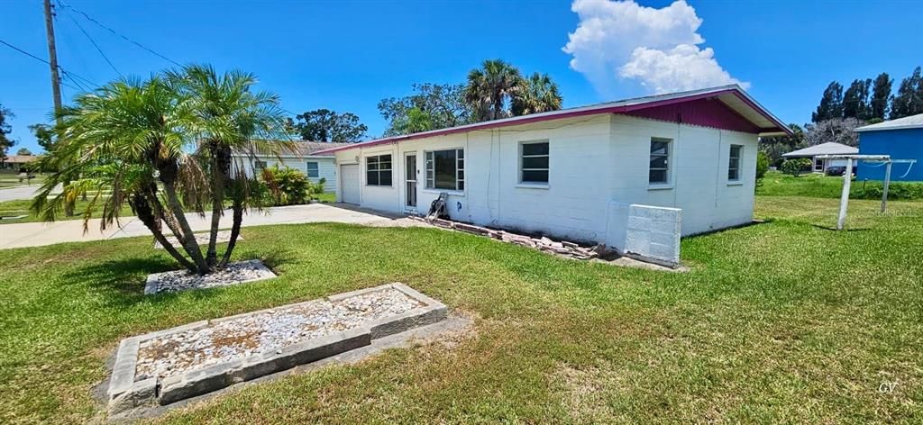 For Sale: $137,000 (2 beds, 1 baths, 888 Square Feet)