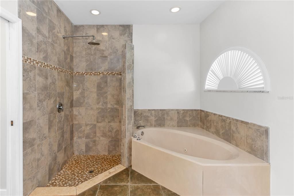 En Venta: $839,900 (4 camas, 3 baños, 2085 Pies cuadrados)