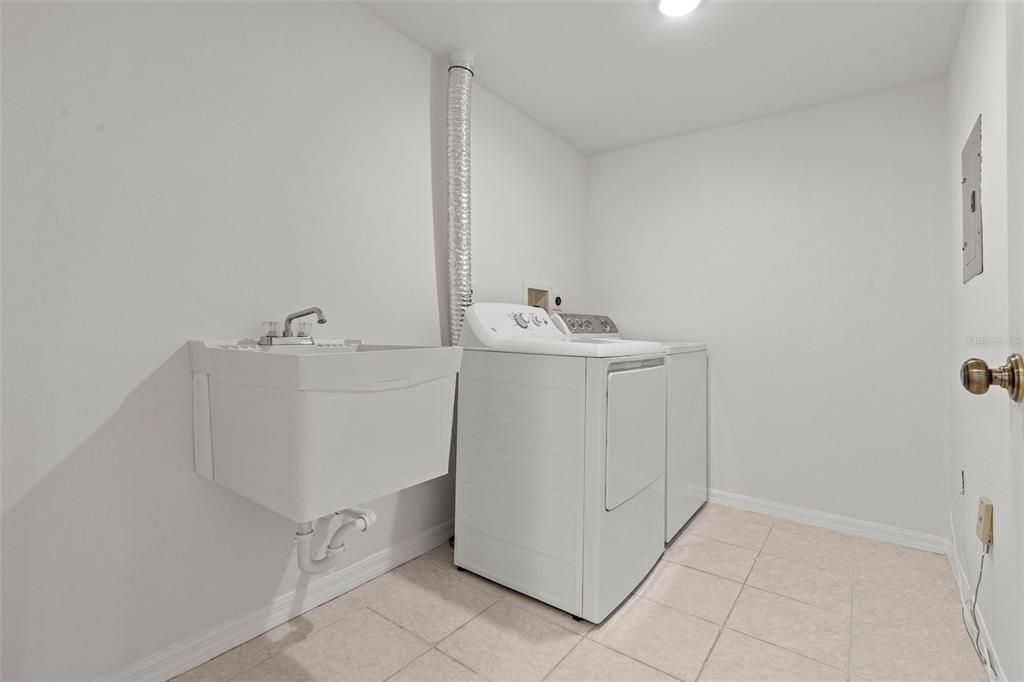 For Sale: $825,000 (3 beds, 2 baths, 2181 Square Feet)