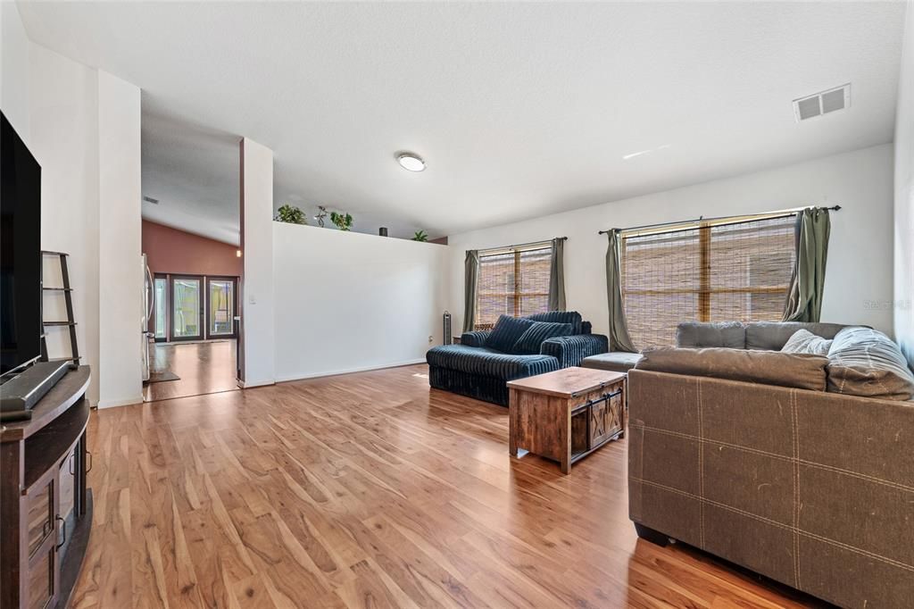 En Venta: $389,000 (4 camas, 2 baños, 1938 Pies cuadrados)