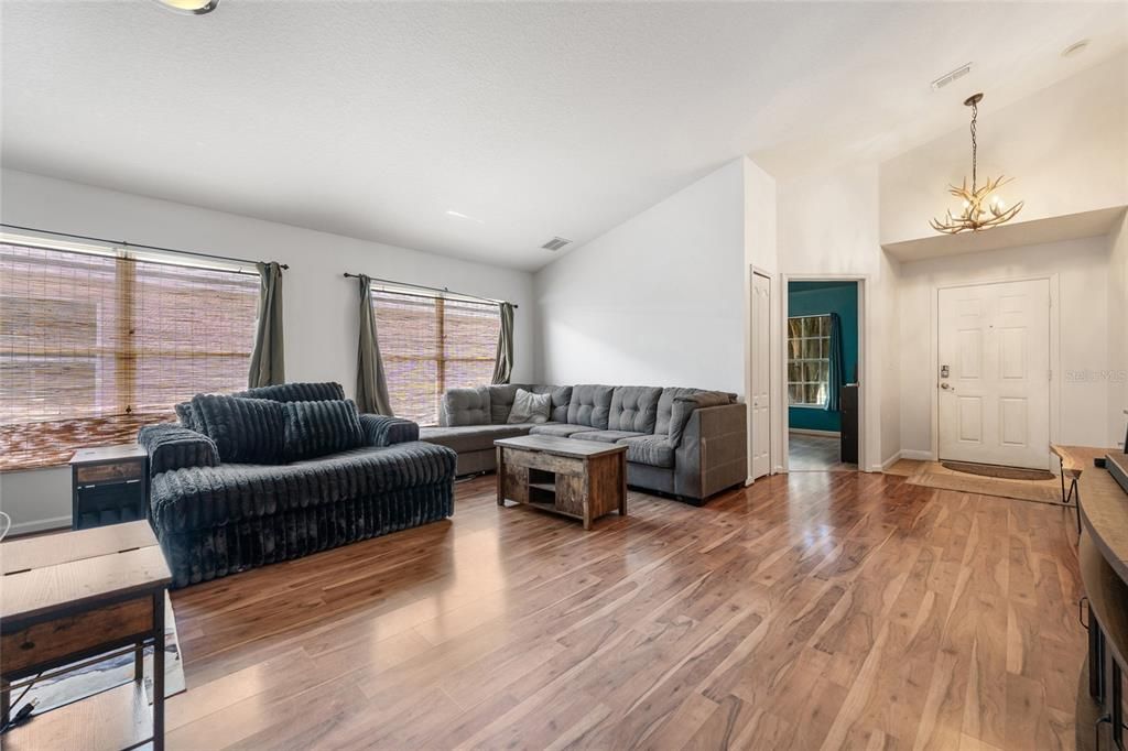 En Venta: $389,000 (4 camas, 2 baños, 1938 Pies cuadrados)