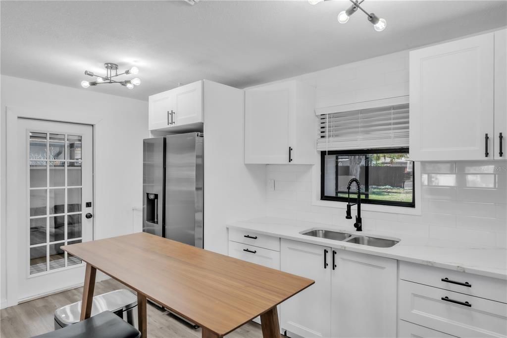 На продажу: $399,000 (4 спален, 2 ванн, 1427 Квадратных фут)