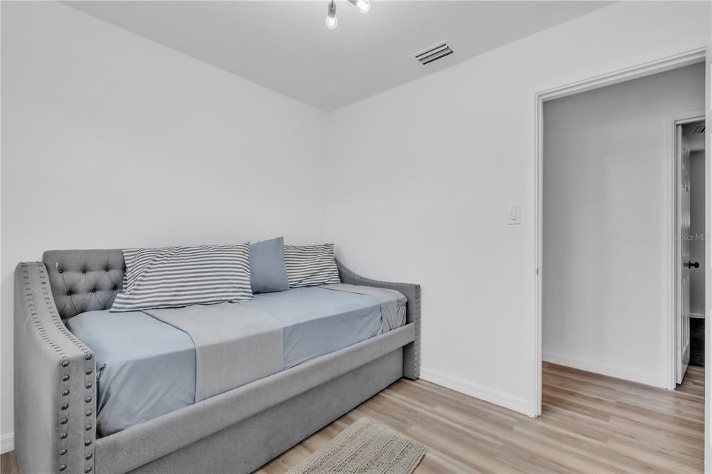 На продажу: $399,000 (4 спален, 2 ванн, 1427 Квадратных фут)