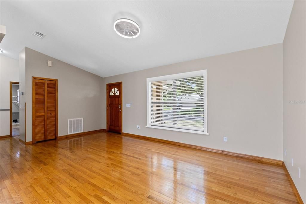 На продажу: $360,000 (2 спален, 2 ванн, 1620 Квадратных фут)
