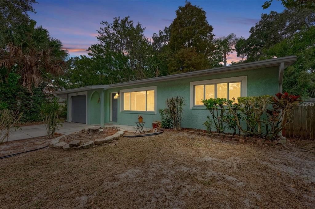 En Venta: $359,000 (2 camas, 1 baños, 888 Pies cuadrados)
