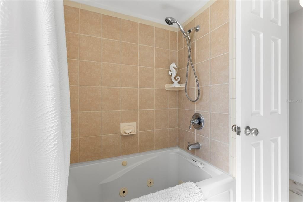 Activo con contrato: $600,000 (4 camas, 2 baños, 2102 Pies cuadrados)