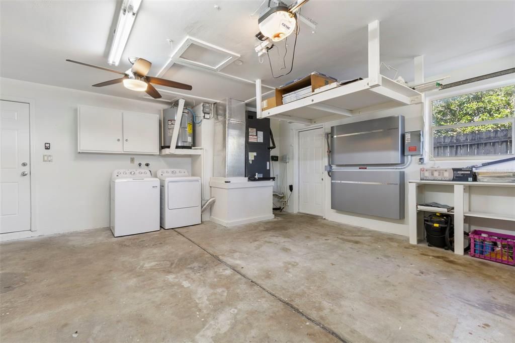 Activo con contrato: $600,000 (4 camas, 2 baños, 2102 Pies cuadrados)