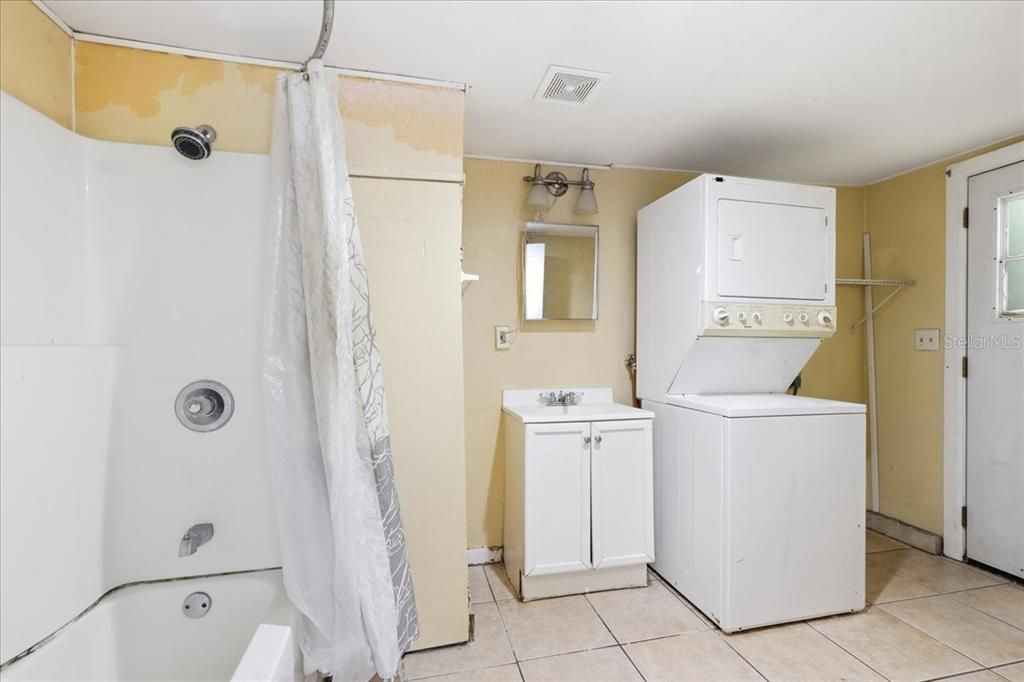 Active With Contract: $449,900 (6 beds, 5 baths, 3204 Square Feet)
